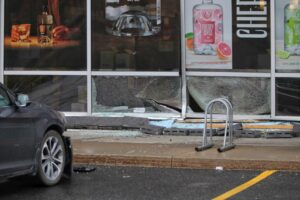 VIDÉO – Une conductrice percute la succursale de la SAQ à Candiac