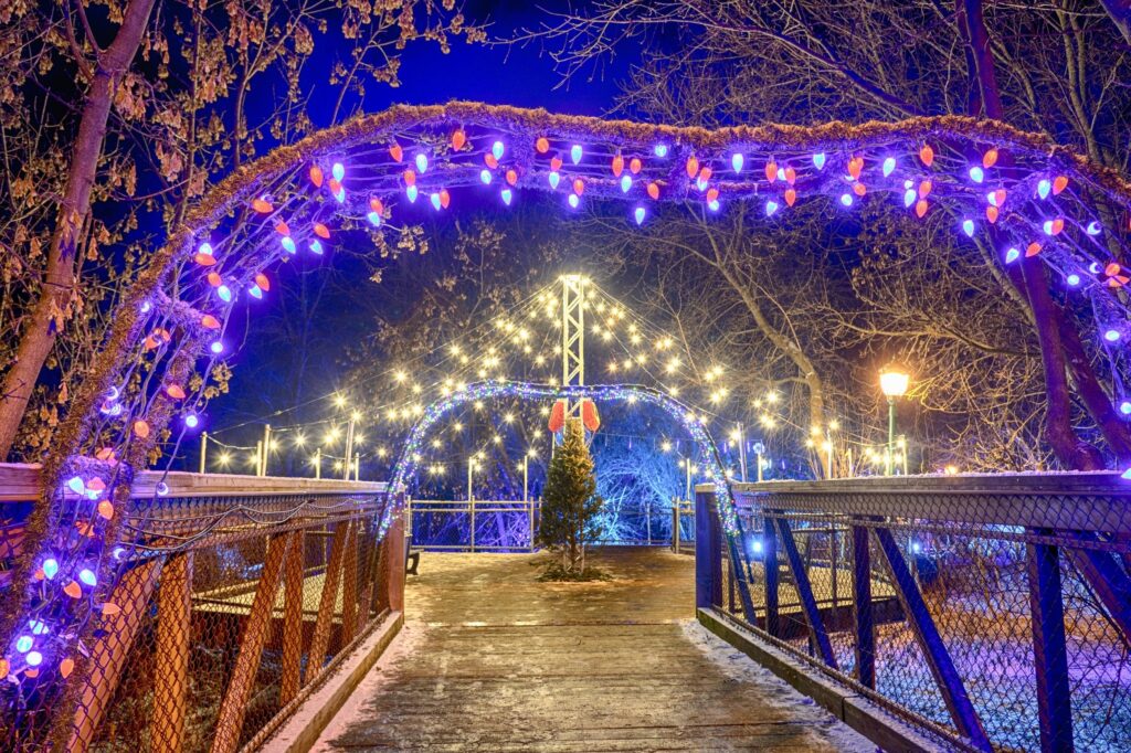 La passerelle illuminée brille de nouveau à Saint-Philippe
