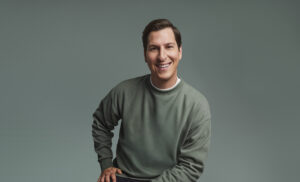 Guillaume Pineault transforme son parcours sinueux en spectacle d’humour