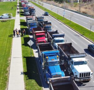 VIDÉO – Un convoi de camionneurs manifeste de La Prairie à Saint-Constant