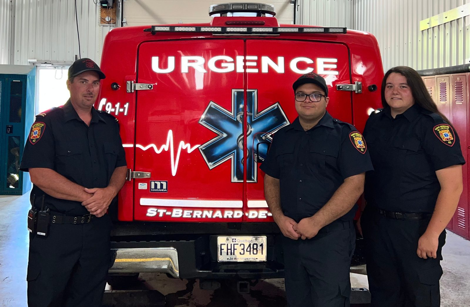 Les premiers répondants aident une femme à accoucher