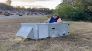 La première tondeuse à gazon à courant alternatif au monde