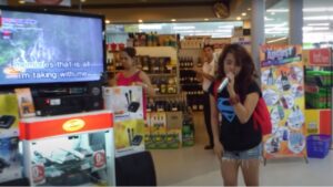 Oiseaux de nuit, soyez prêts à festoyer avec le retour des karaokés!