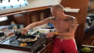 Pas toujours facile de cuisiner sur un bateau