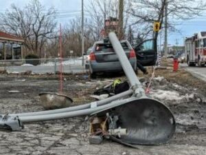 Un automobiliste fauche un lampadaire