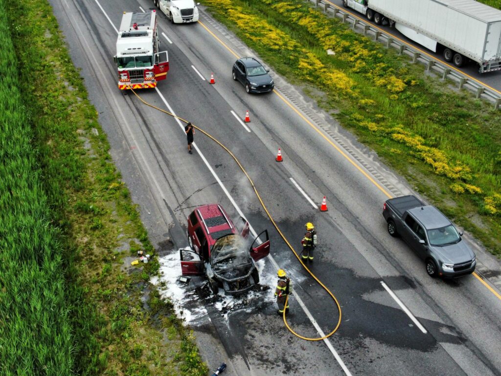 VIDÉO – Véhicule en feu sur l&rsquo;A-30 à Saint-Philippe
