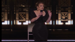 WOW: Adèle participe à une demande en mariage surprise!