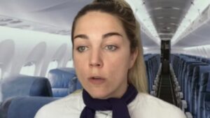 Une agente de bord dans un avion du Saguenay-Lac-Saint-Jean