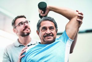 Comment aider un proche ayant subi un AVC?