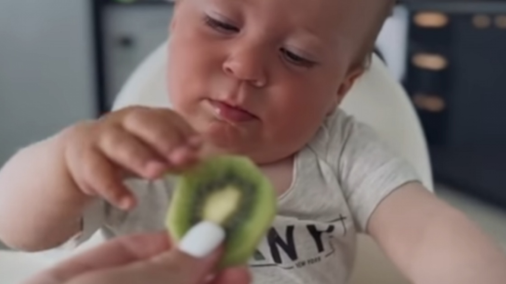 Ce bébé découvre le kiwi!