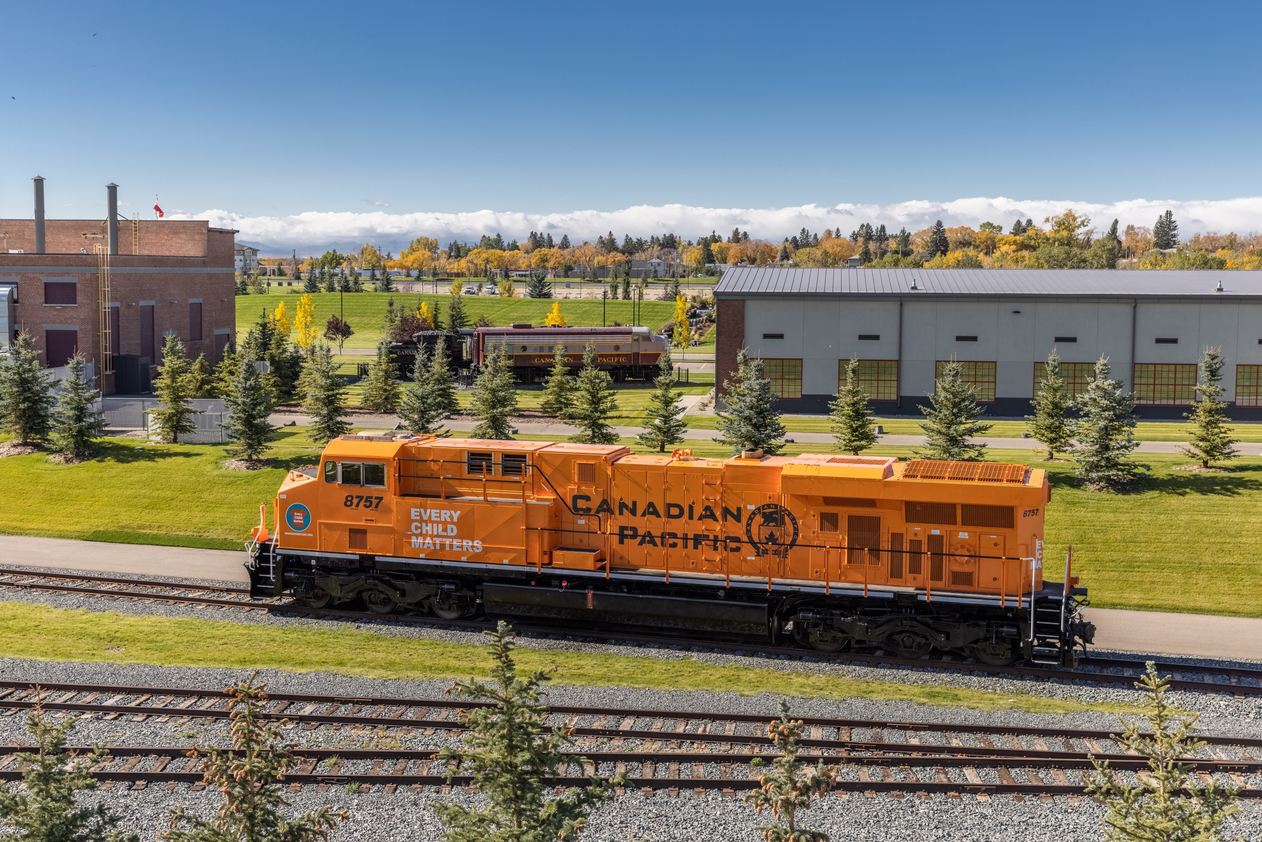 La locomotive orange du Canadien Pacifique vue dans la région
