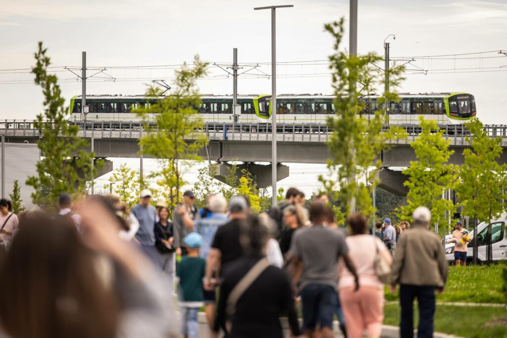 Le REM gratuit aux 65 ans et plus, demande Québec solidaire 
