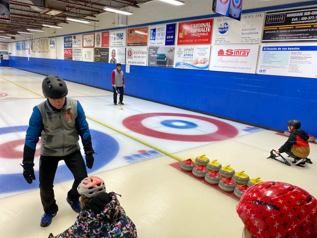 Faire glisser la relève vers un intérêt pour le curling