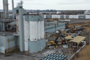 VIDÉO – L&rsquo;ancienne usine Owens Corning sous le pic des démolisseurs