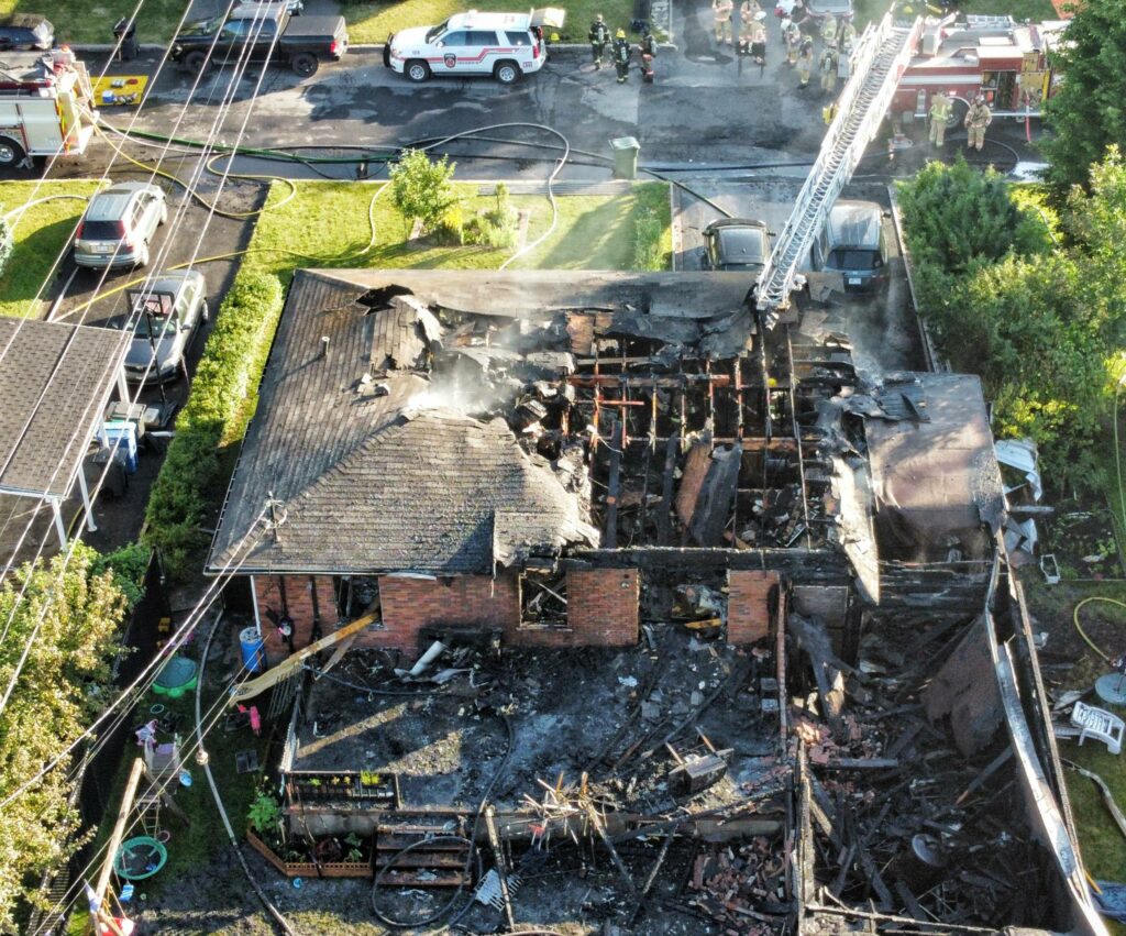 VIDÉO – Saint-Constant : une maison tombe sous les flammes