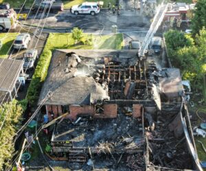 VIDÉO – Saint-Constant : une maison tombe sous les flammes