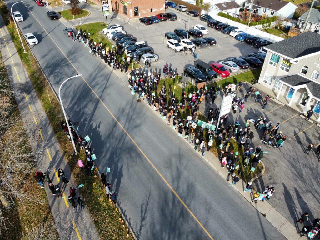 VIDÉO – Plus de 70 000 travailleurs en grève en Montérégie