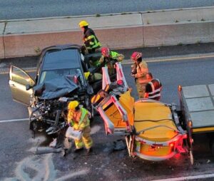 Une voiture frappe un atténuateur d&rsquo;impact mobile à Candiac