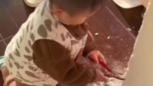 Des petits enfants maladroits