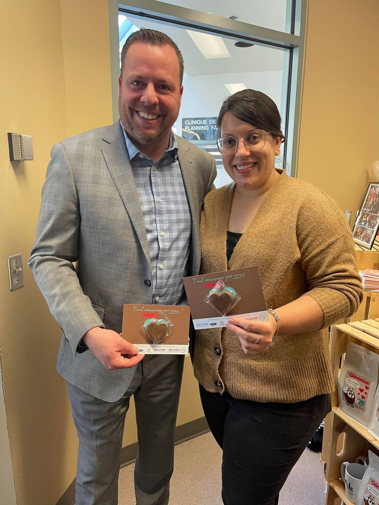 Trois concessionnaires remettent 2786 chocolats aux travailleurs de la santé