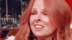 France D&rsquo;Amour: Les parleux et les téléphones pendant un show