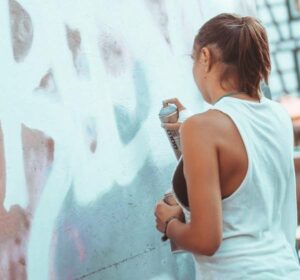 Sainte-Catherine aménage des panneaux destinés aux graffitis