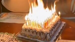 Un gâteau de fête de feu!