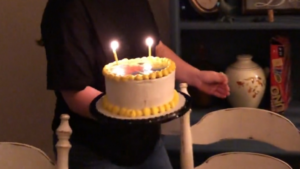 Un gâteau d&rsquo;anniversaire sauvé de peu!