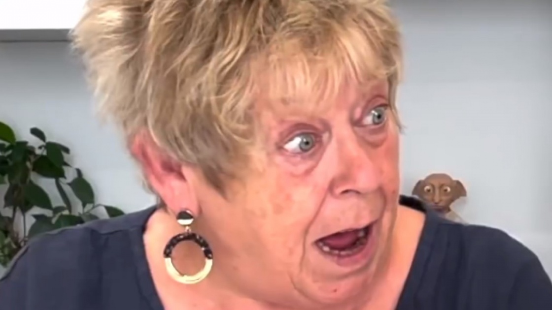 Grand-maman et les cadeaux de Noel du Sex Shop!