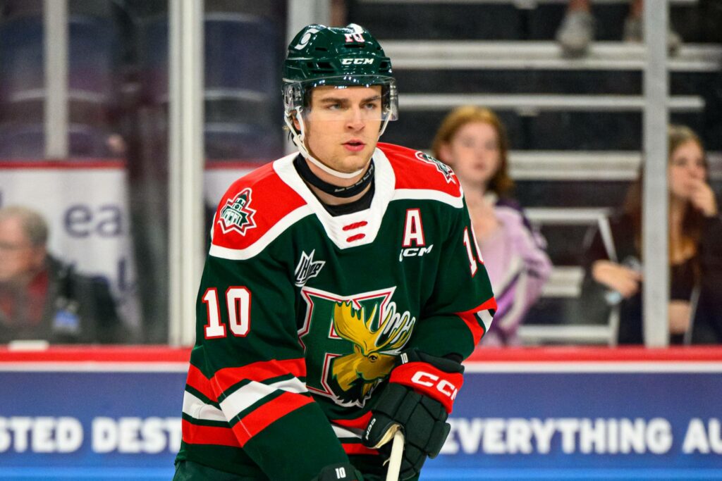 Un Constantin signe son premier contrat dans la LNH