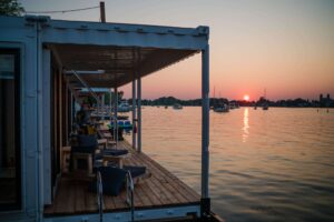 Dormir sur l’eau, de plus en plus populaire