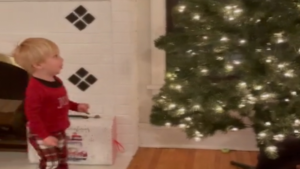 Sa réaction lors de la première illumination du sapin!