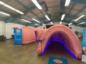 Un côlon géant sensibilise au cancer à Kahnawake