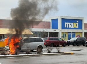 Un véhicule prend feu à Saint-Constant