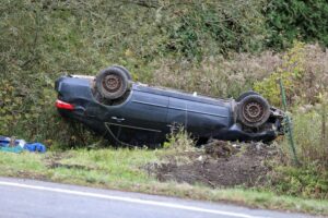 VIDÉO – Saint-Constant : véhicule renversé après une sortie de route