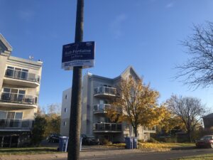 Des pancartes électorales fédérales persistent dans le paysage