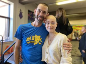 VIDÉOS – Leur tête rasée en soutien à leur professeur et sa fille