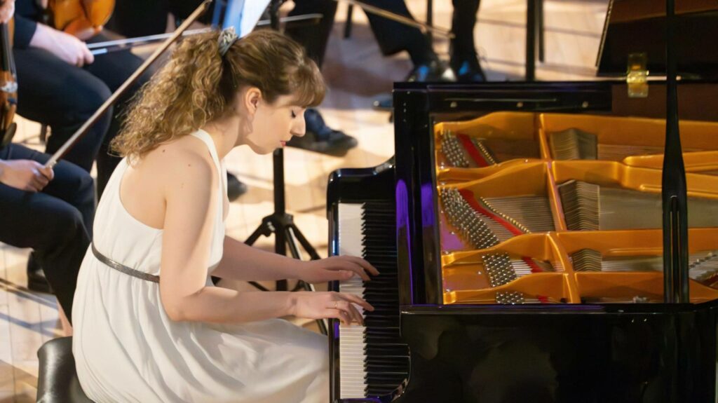 Musique de jeux vidéo : pianiste en mode joueuse