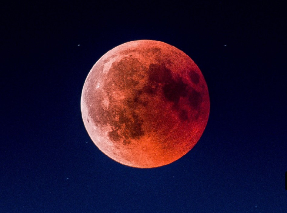 La lune d&rsquo;automne rougira ce soir et s&rsquo;éclipsera mardi matin