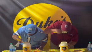 Compétition de mangeurs de mayonnaise!