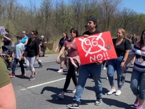 VIDÉO – Manifestation contre la loi 96 à Kahnawake