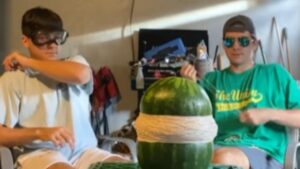 Des élastiques + un melon d&rsquo;eau