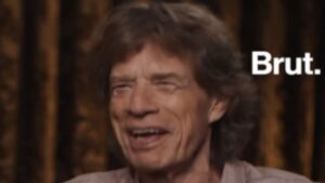 Voyez l’entrevue intégrale de Mick Jagger en français au magazine Brut.