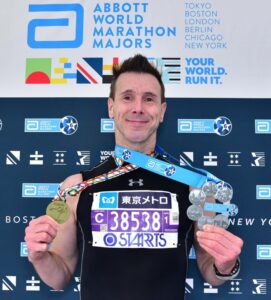 Il complète une série de six marathons internationaux