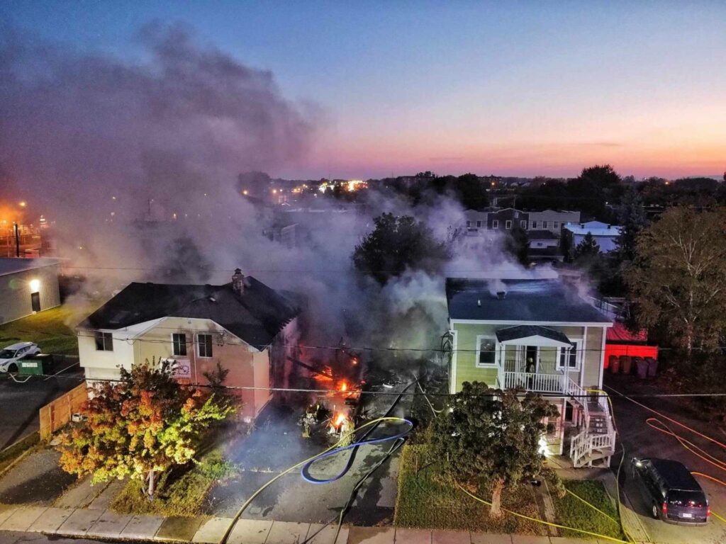 Deux bâtiments en flammes à La Prairie