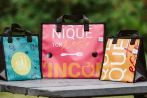 Des sacs conçus à partir d’oriflammes offerts par La Prairie