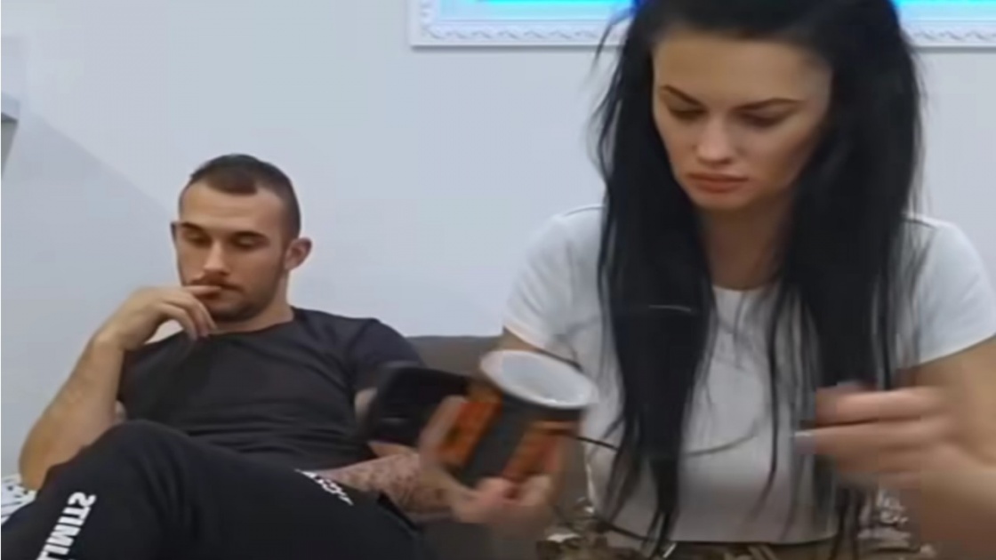 Comme libérer un chargeur de cellulaire de l&rsquo;anse d&rsquo;une tasse?