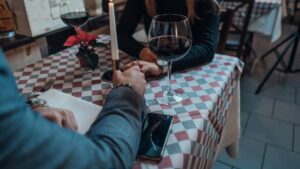 Des trucs pour décoder l’homme durant une date grâce à son téléphone intelligent