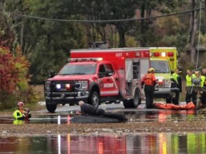 VIDÉO – Inondation : Coincé sur le toit de son véhicule