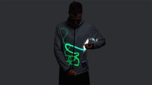 Une veste solaire pour briller dans le noir sur laquelle on peut même écrire